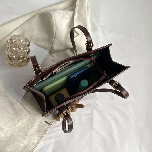 Women’s Vintage Shoulder Tote Bag – Retro Large-Capacity Handbag with Pendant, Fashion Shoulder Purse for Travel & Daily Use