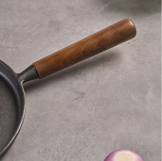 Wangyuanji 7.9‑Inch Cast‑Iron Pizza & Pancake Pan – Uncoated Skillet with Wooden Handle, Indoor & Outdoor Use