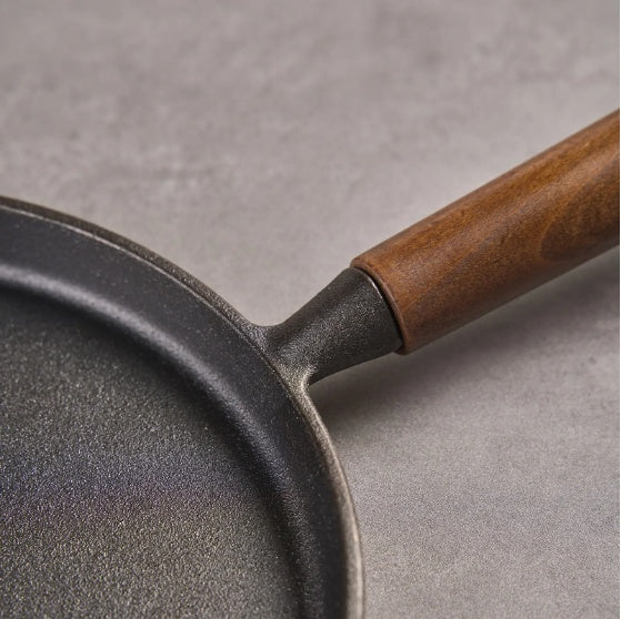Wangyuanji 7.9‑Inch Cast‑Iron Pizza & Pancake Pan – Uncoated Skillet with Wooden Handle, Indoor & Outdoor Use