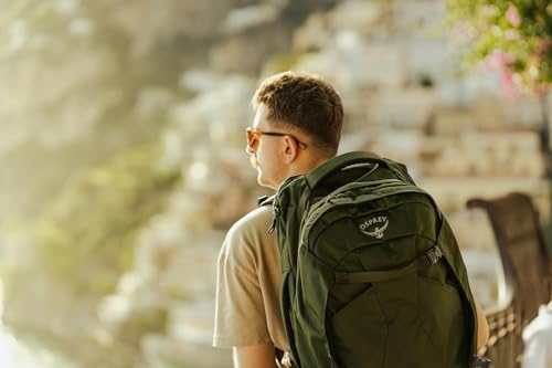 Osprey Farpoint 40L Men’s Travel Backpack – Lightweight Carry-On Pack with Stowaway Harness, Laptop Sleeve, Gopher Green