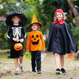 Halloween Candy Treat Bags – 80-Pack Trick-or-Treat Paper Gift Bags with 84 Stickers (10 Designs, Kids Party Favors)