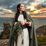 Green Hooded Medieval Cloak – Elf-Inspired Cape with Leaf Brooch & Toggle Closure for Halloween & Cosplay 🍃🧝‍♂️