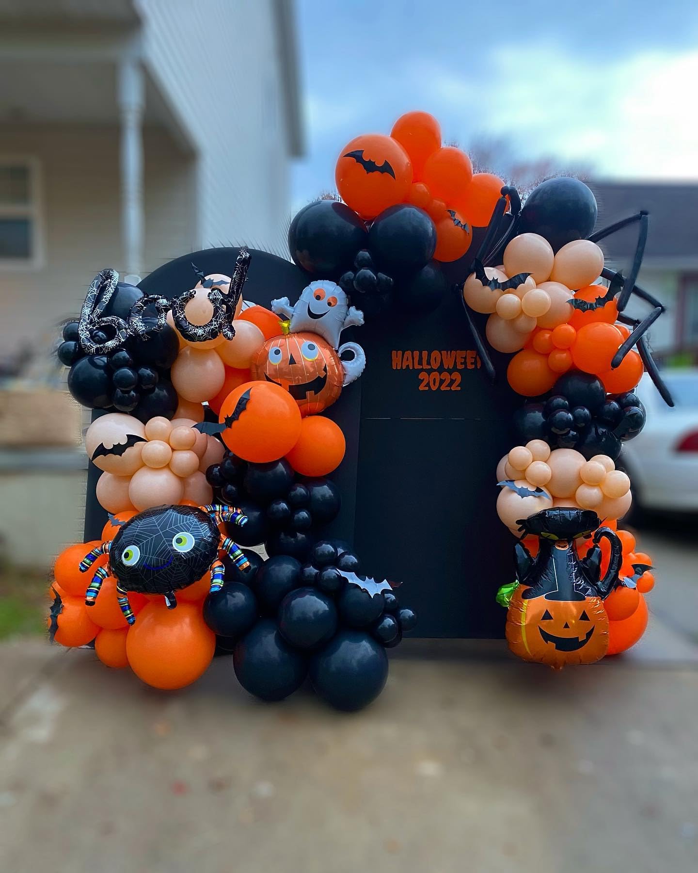 Halloween Balloon Arch Garland Kit – 144pcs Black & Orange Balloons with Polka Dots, Eyes & Confetti for Party Decoration