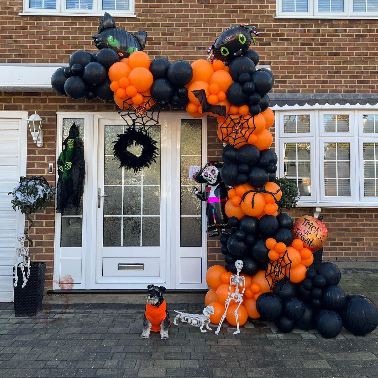Halloween Balloon Arch Garland Kit – 144pcs Black & Orange Balloons with Polka Dots, Eyes & Confetti for Party Decoration