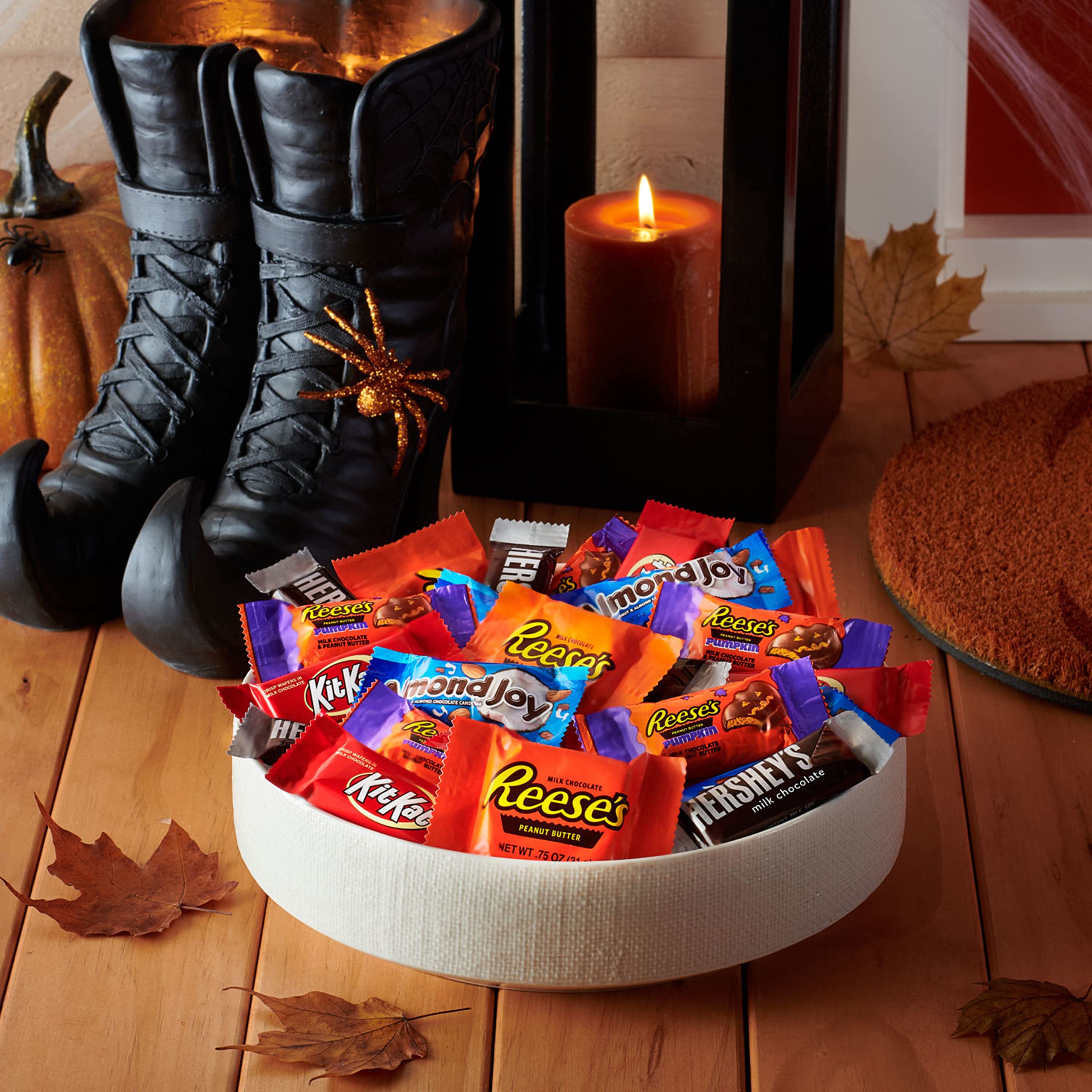 Hershey’s Assorted Chocolate Snack Size Halloween Candy Bag – 40 Individually Wrapped Pieces (21.8 oz)