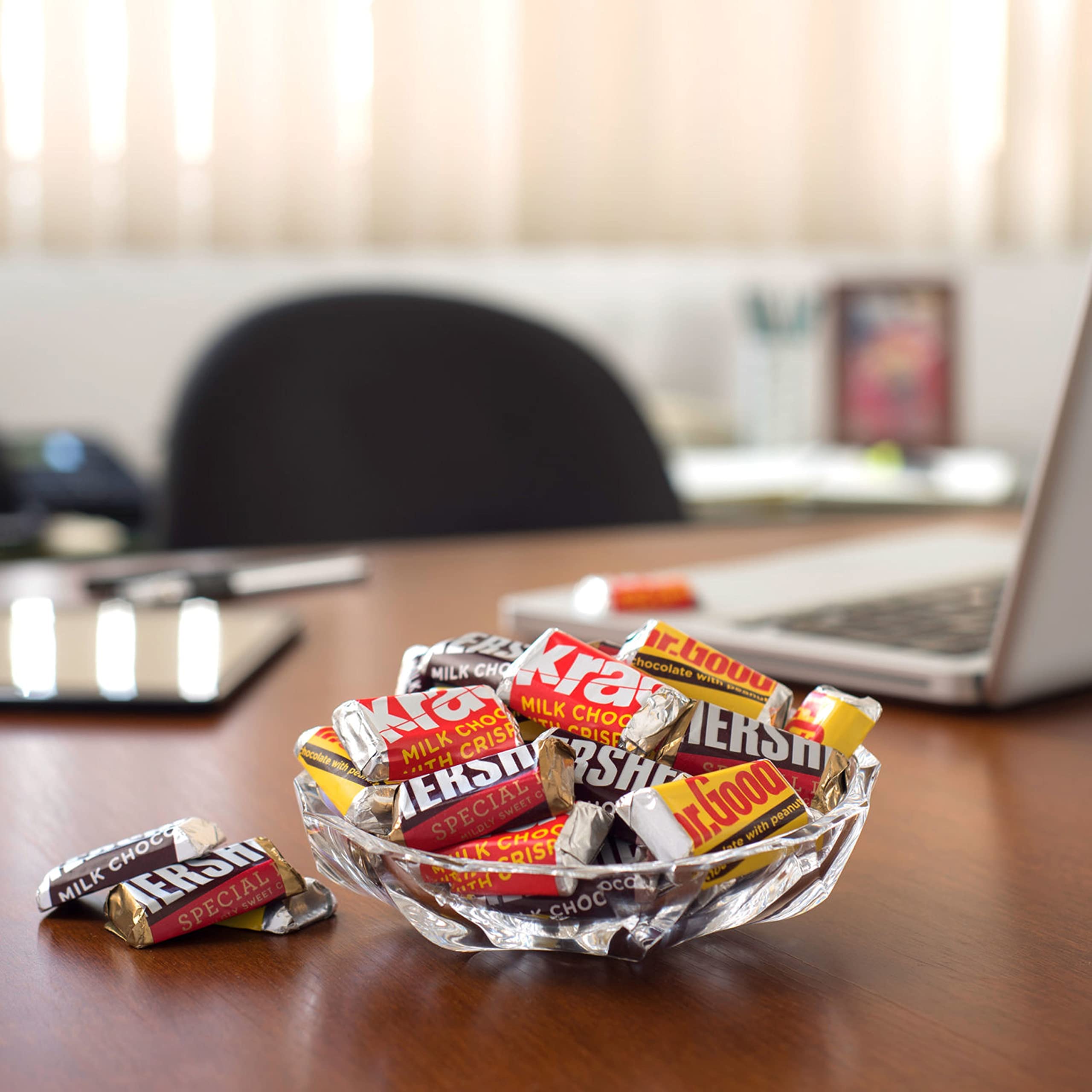 HERSHEY’S Miniatures Assorted Chocolate Candy Bars – 35.9 oz Bulk Party Pack, Individually Wrapped