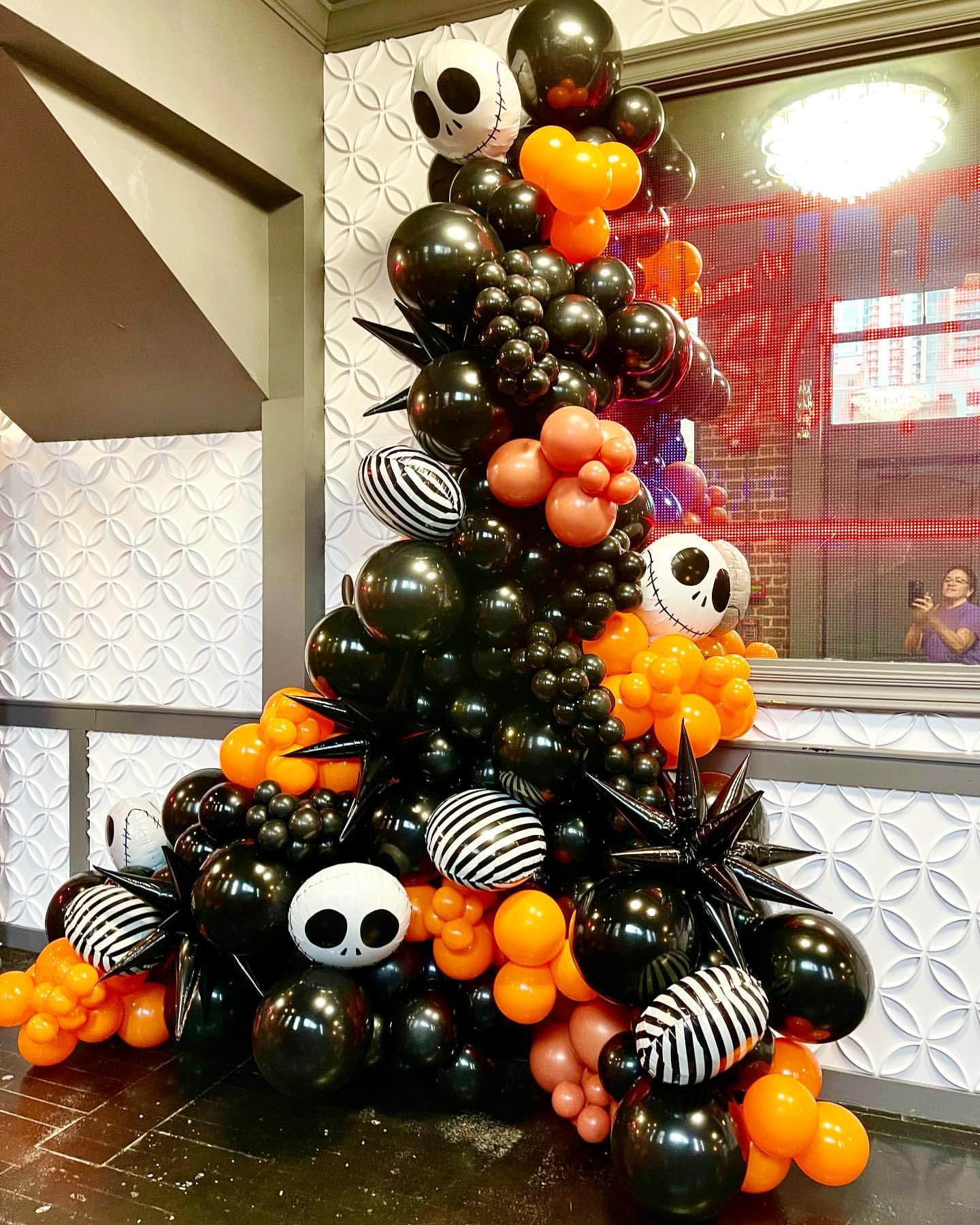 Halloween Balloon Arch Garland Kit – 144pcs Black & Orange Balloons with Polka Dots, Eyes & Confetti for Party Decoration