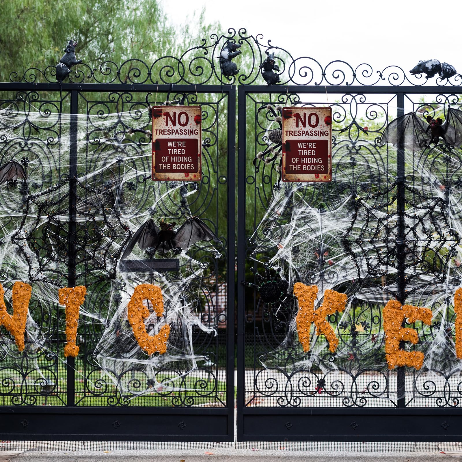 Vintage “No Trespassing” Metal Halloween Sign – Rust-Proof Red & White Scary Wall Decor for Indoors & Outdoors