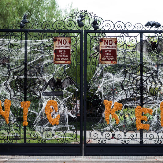 Vintage “No Trespassing” Metal Halloween Sign – Rust-Proof Red & White Scary Wall Decor for Indoors & Outdoors