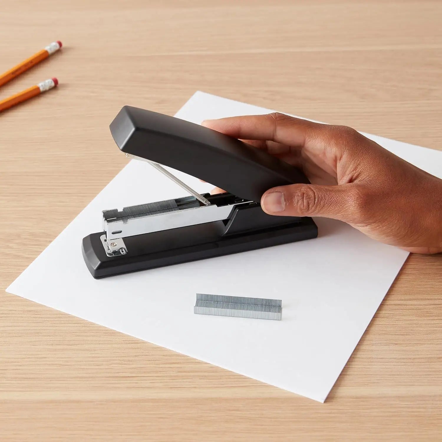 📎 Office Stapler – 25-Sheet Capacity with Non-Slip Base, Includes 1000 Staples for Home, School & Office Use