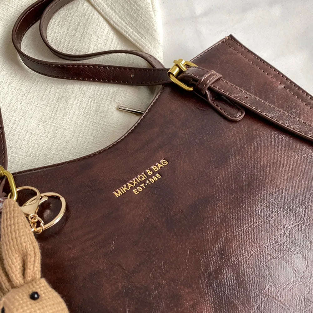 Women’s Vintage Shoulder Tote Bag – Retro Large-Capacity Handbag with Pendant, Fashion Shoulder Purse for Travel & Daily Use
