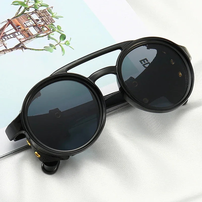 Steampunk Shield Sunglasses – Classic Round Retro Shades with Side Leather Panels & UV400 Protection (Unisex)